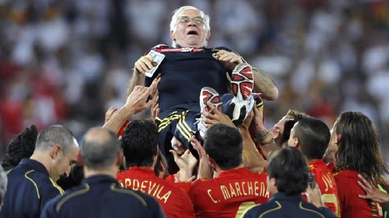 Pelatih Luis Aragones diarak pemain Spanyol usai menjuarai Euro 2008.