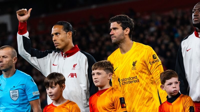 Virgil van Dijk dan Alisson Becker