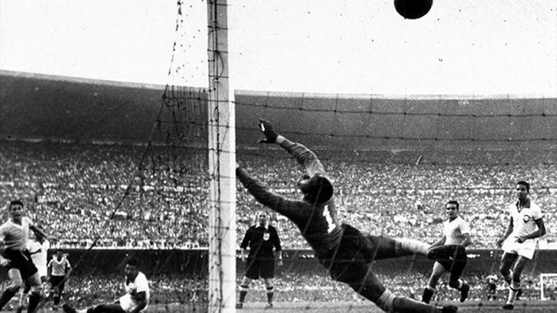 Potret pertandingan final Piala Dunia 1950 antara Uruguay vs Brasil.