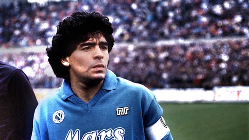 Diego Maradona ketika bermain untuk Napoli.