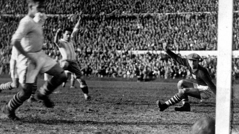 Striker legendaris Argentina, Guillermo Stabile, mencetak hattrick di Piala Dunia 1930. 