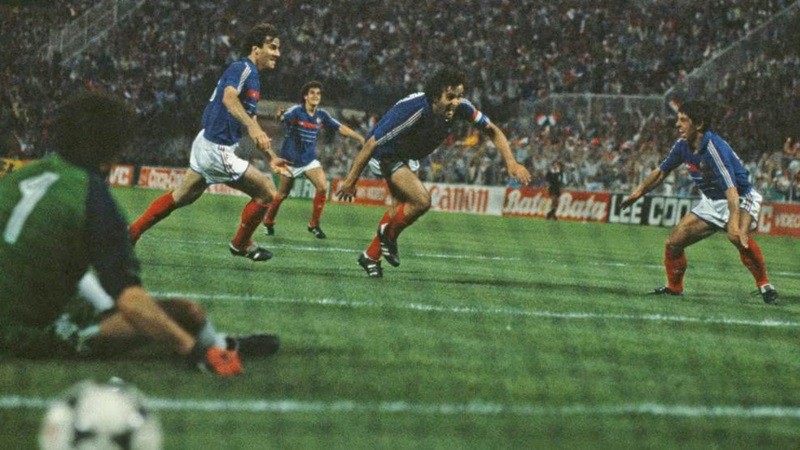 Michel Platini merayakan gol kemenangan Prancis atas Portugal di semifinal Euro 1984.