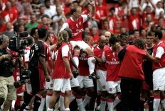Sejarah Bola Hari Ini, Seremoni Perpisahan Dennis Bergkamp Jadi Awal Kemarau Panjang Arsenal