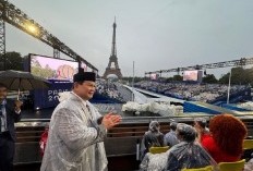 Pakai Jas Hujan, Momen Prabowo Subianto Beri Semangat ke Kontingen Indonesia di Pembukaan Olimpiade Paris 2024