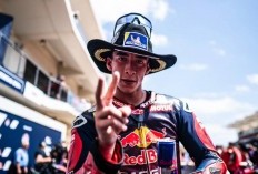 Pedro Acosta Tunjukan Aksi Diam di Podium MotoGP Mandalika 2024, Ada Apa Tuh?