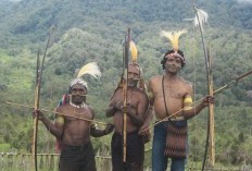 15 Senjata Tradisional Papua Tengah, Unik Namun Mematikan!