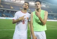 Justin Hubner Posting Foto dengan Nathan Tjoe-A-On, Pakai Rok Mini!