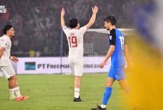Momen Haru Thom Haye Menangis Dipelukan Ayahnya Seusai Laga Timnas Indonesia vs Filipina