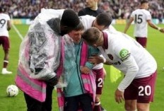 Kronologi Pemain West Ham Bantu Ballboy yang Tertimpa Papan Iklan, Auto Jadi Pahlawan!
