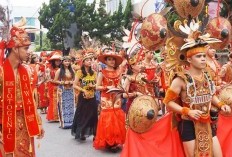 7 Pakaian Adat Kalimantan Barat Beserta Gambar dan Aksesoris Tradisionalnya