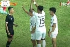 Detik-detik Wasit Kontroversial Pingsan Dipukul Pemain di Laga Sepak Bola PON Aceh vs Sulteng