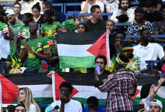 Olimpiade Paris 2024: Suporter Bentangkan Bendera Palestina di Laga Israel vs Mali