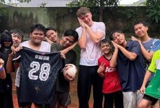 Viral Ole Romeny Asik Main Bola Bareng Bocil di Jaksel, Pamer Skill Sambil Hujan-hujanan!