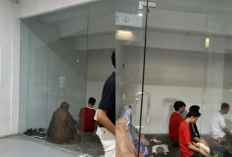 Video Viral Penonton Timnas Indonesia Sholat Beda Arah di GBK, Kiblatnya Kemana?