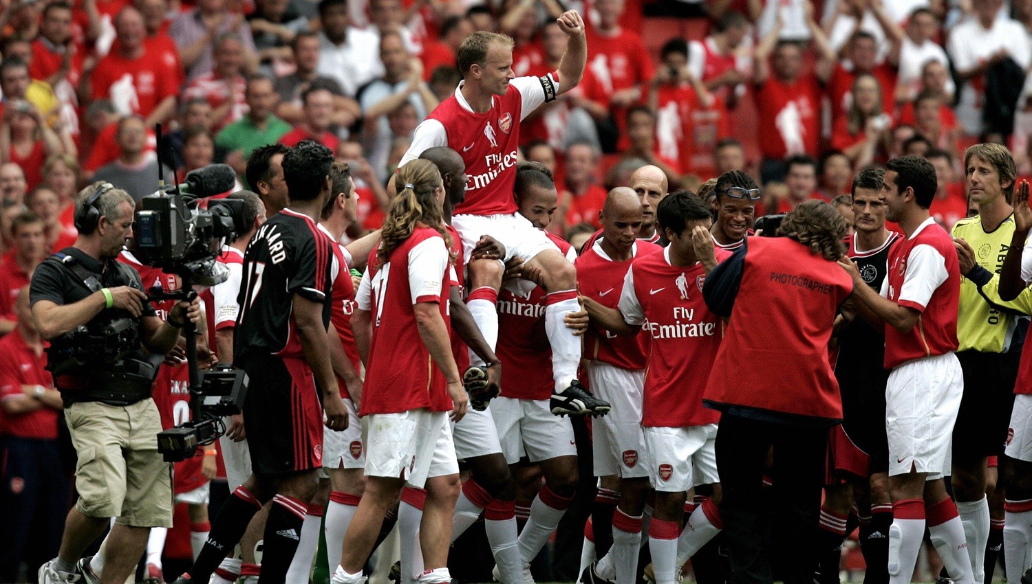 Sejarah Bola Hari Ini, Seremoni Perpisahan Dennis Bergkamp Jadi Awal Kemarau Panjang Arsenal