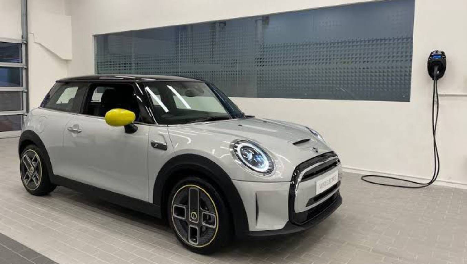 BMW Tarik 12.535 Unit Mini Cooper SE Akibat Risiko Korsleting Baterai