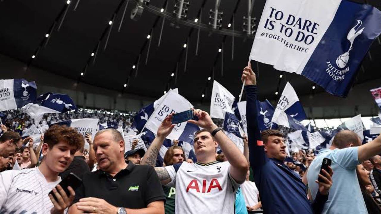 Chants Menghina LGBTQ+ Menggema di Old Trafford, Tottenham Hotspur Lapor Polisi