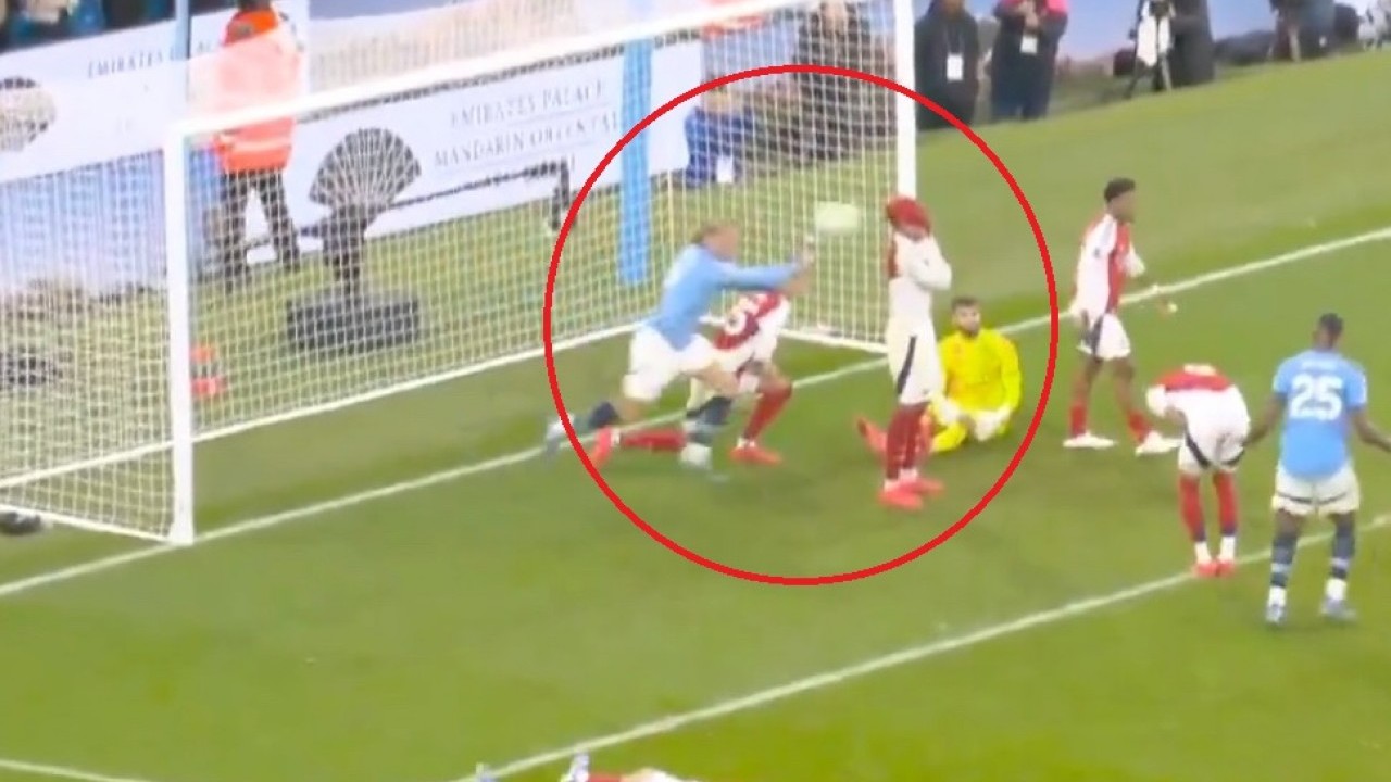 Momen Lucu Manchester City vs Arsenal: Erling Haaland Timpuk Kepala Gabriel Magalhaes dengan Bola