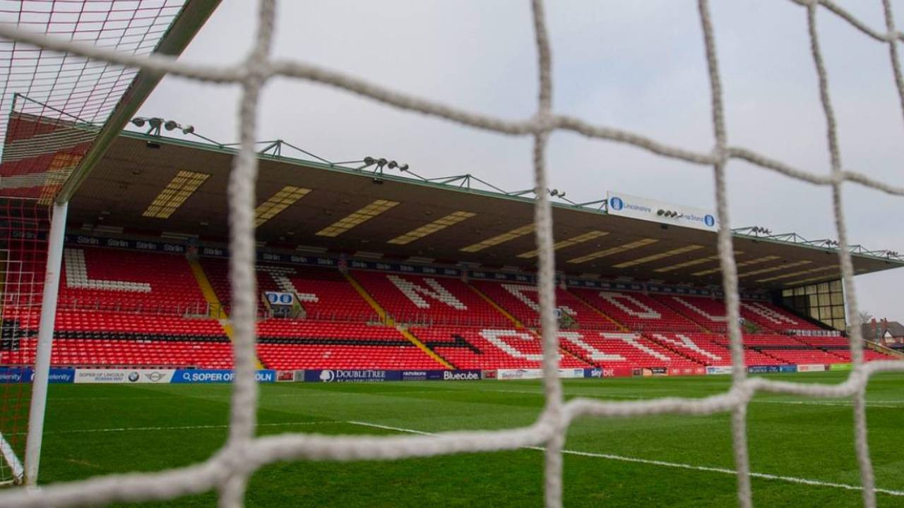 Tempat Menonton Lincoln City vs Blackpool di Liga Satu Inggris 2024/25