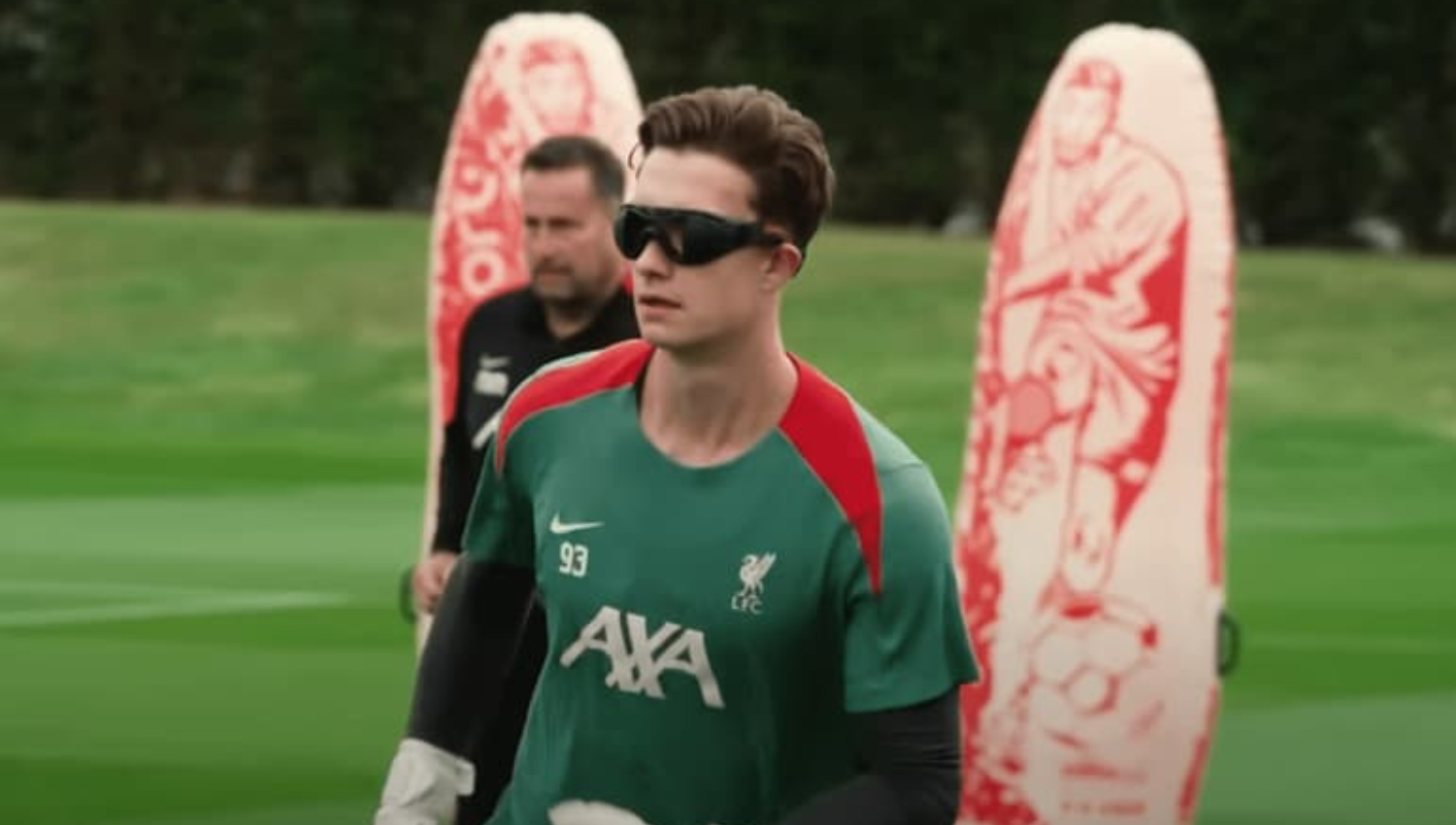 Unik! Metode Latihan Ala Arne Slot Jadi Sorotan, Penjaga Gawang Liverpool Pakai Kacamata Khusus