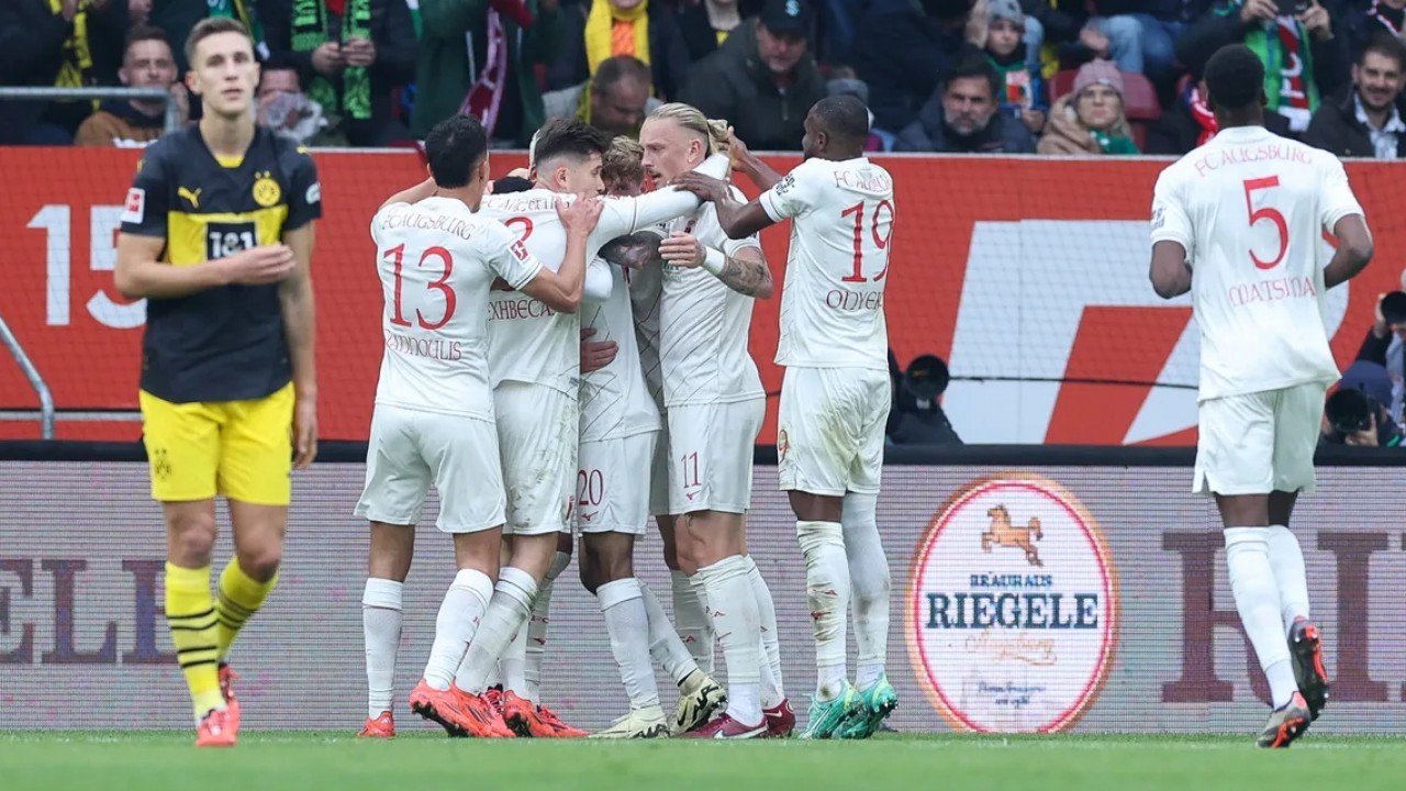 Hasil Pertandingan Augsburg vs Borussia Dortmund di Liga Jerman - Kena Comeback, BvB Kalah Lagi 1-2