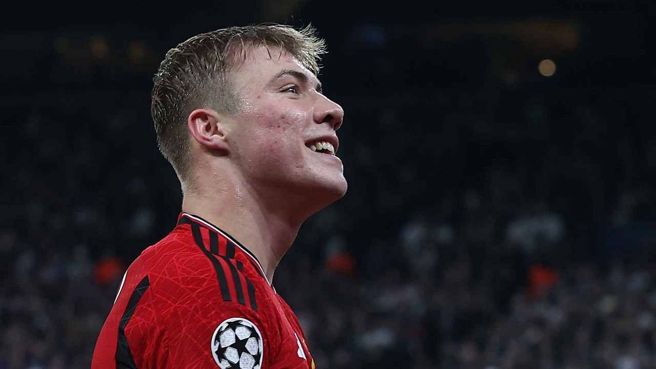 Jelang MU vs PAOK, van Nistelrooy Beri Wejangan ke Rasmus Hojlund