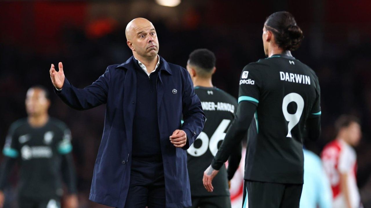 Diganjar Kartu Kuning, Arne Slot Kecam Wasit Laga Arsenal vs Liverpool