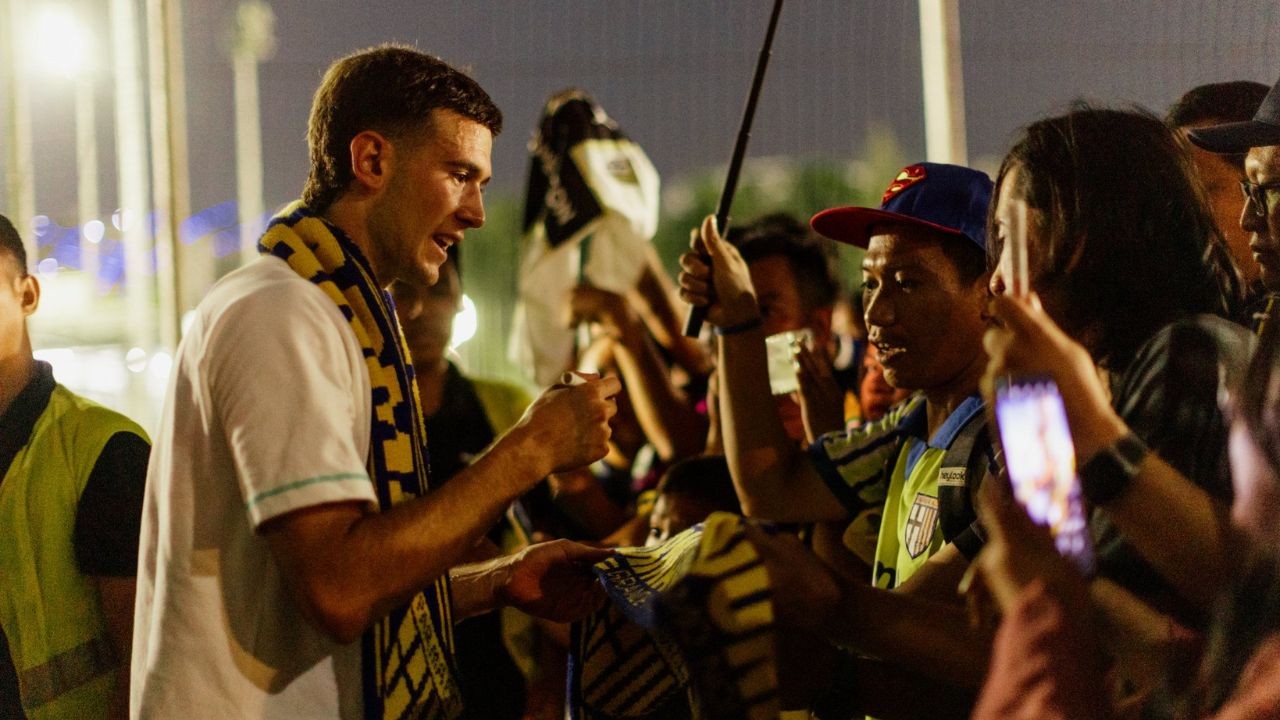 Ofisial Parma Kagum dengan Keramahan Para Suporter Timnas Indonesia ke Alessandro Circati