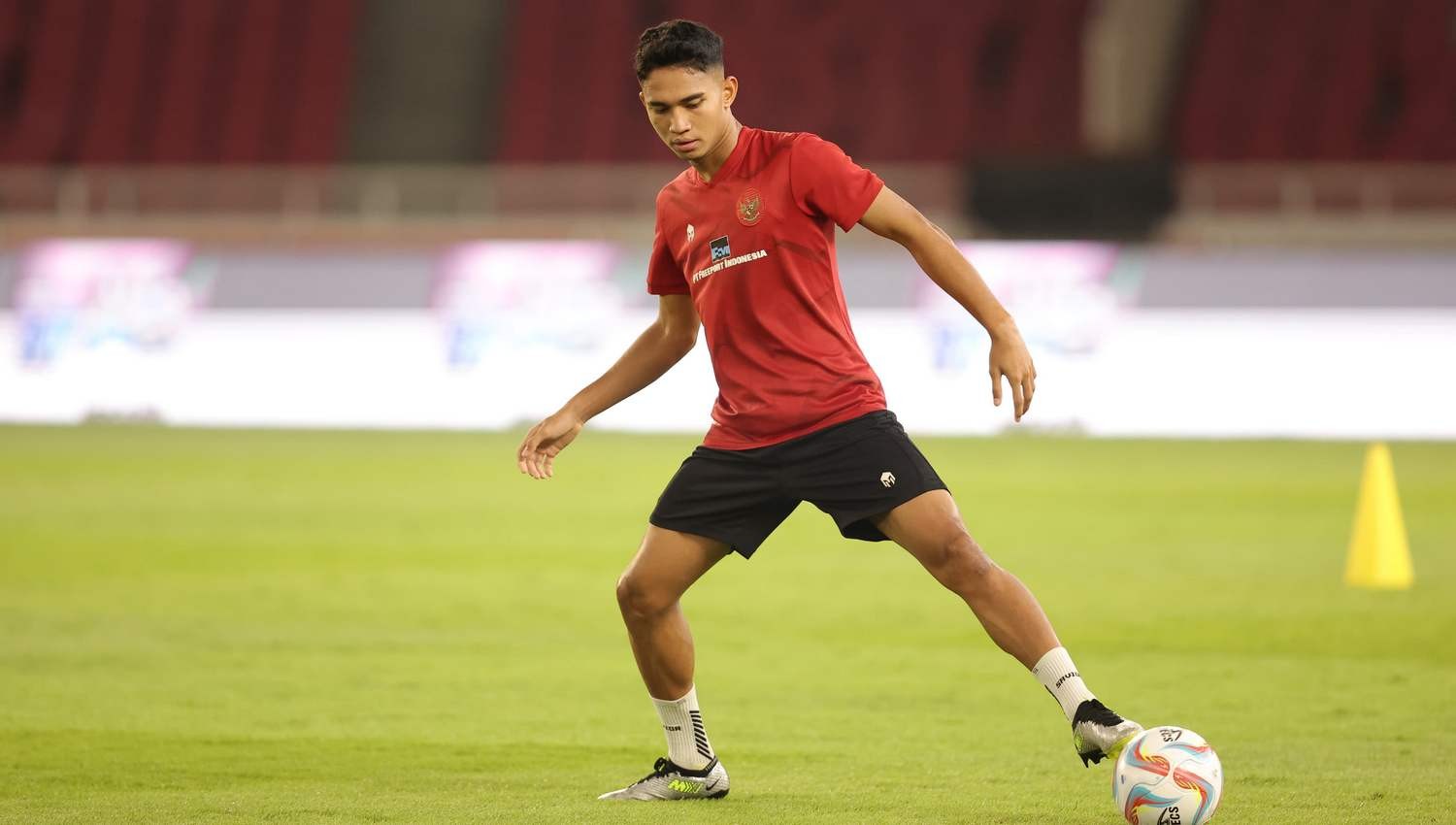Belum Punya Klub, Marselino Ferdinan Latihan Pakai Jersey Tim Eropa