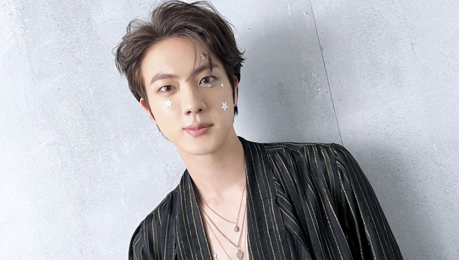 ARMY Bangga! Jin BTS Resmi Jadi Pembawa Obor Olimpiade Paris 2024