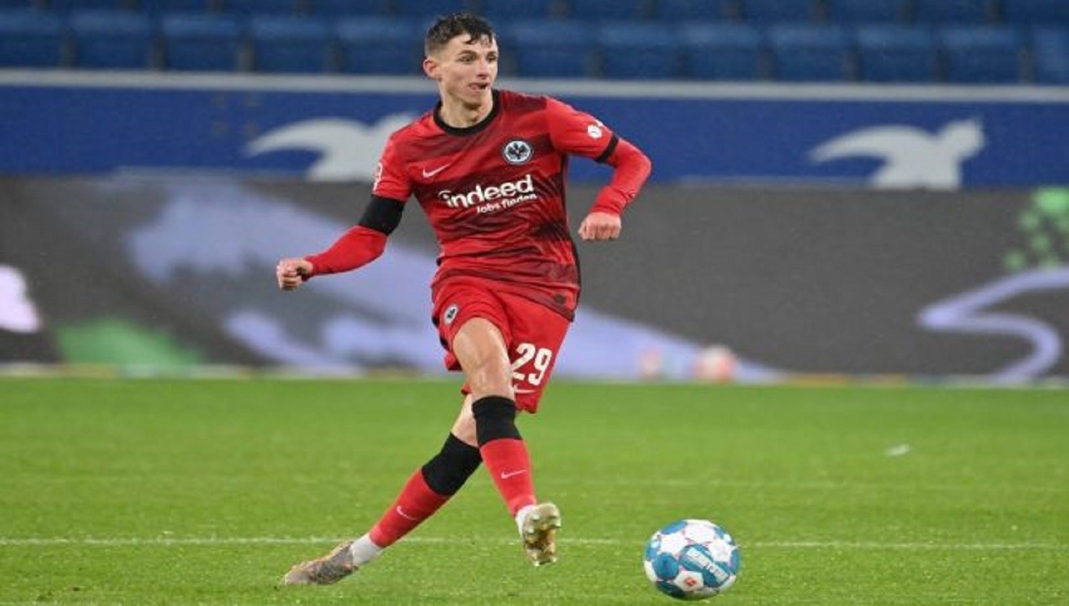 Aston Villa dan Everton Berminat pada Playmaker Napoli, Jesper Lindstrom