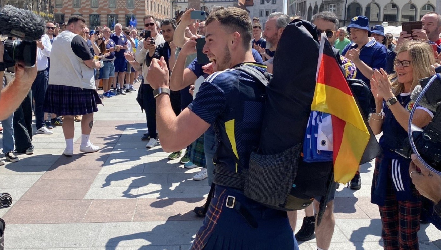 Viral Pria Rela Jalan Kaki 1.500 KM Demi Nonton Langsung Euro 2024, Alasannya Bikin Sedih
