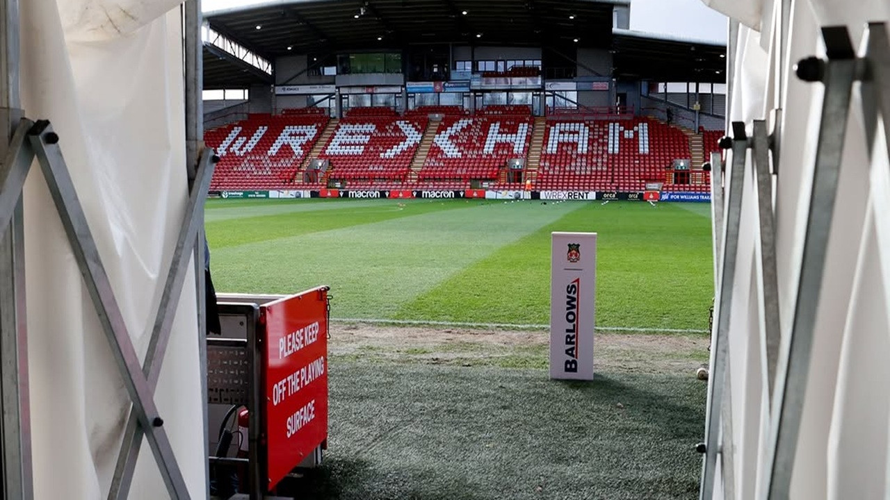 Tempat Menonton Wrexham vs Stevenage di Liga Satu Inggris 2024/25