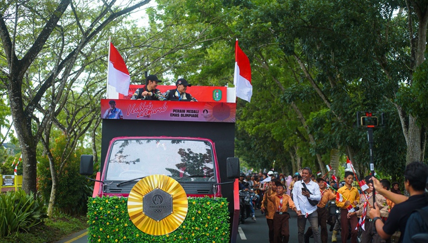 Meriah, Aice dan Warga Antusias Sambut Pahlawan Olimpiade dari Pontianak Veddriq Leonardo