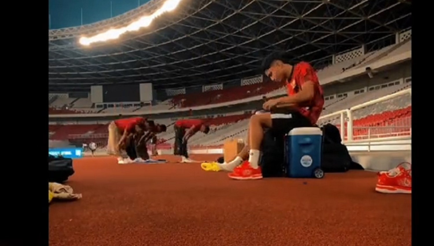 Momen Pemain Timnas Indonesia Gelar Sholat di GBK, Marselino Sibuk Ikat Sepatu