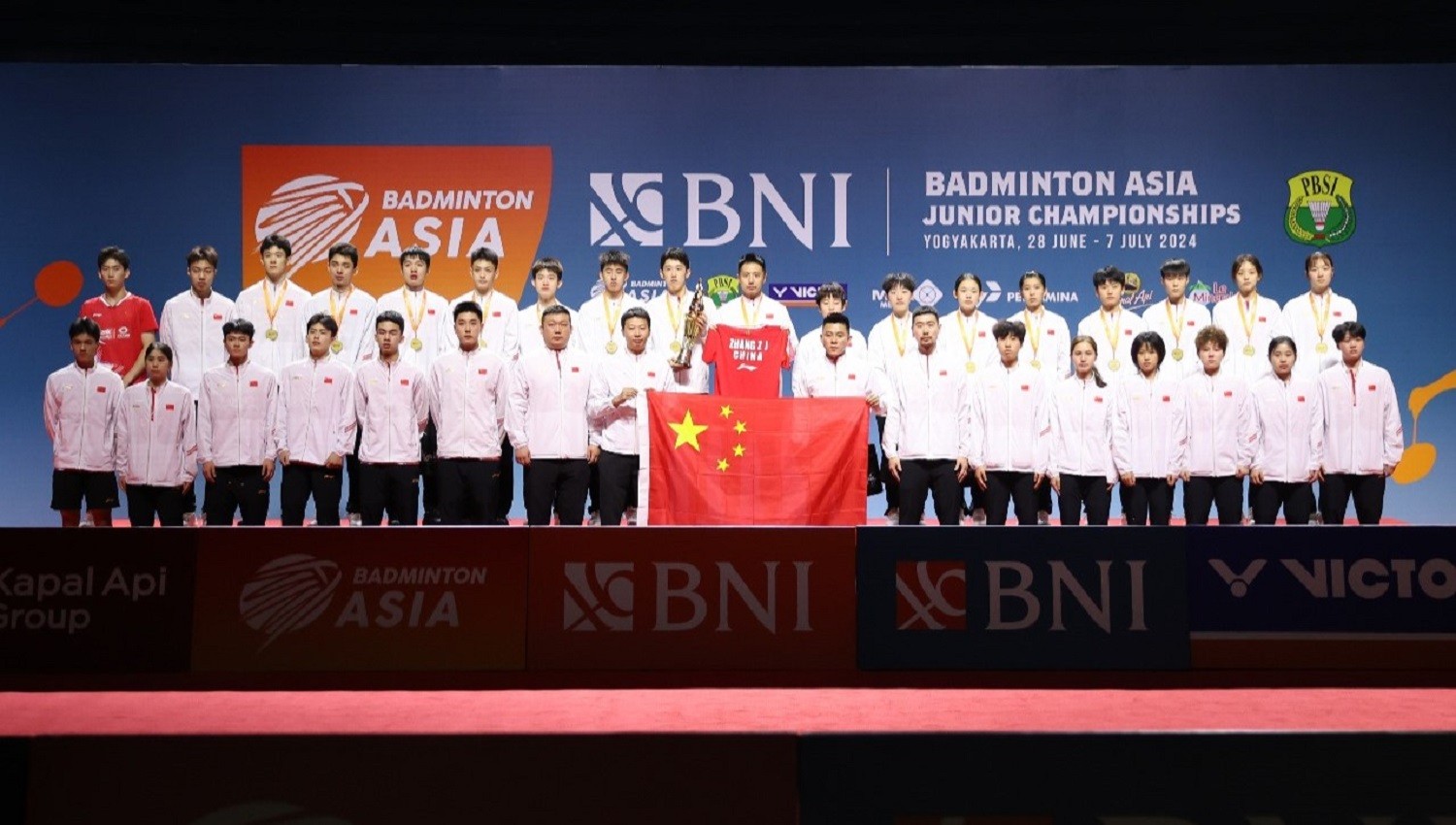 China Juara dalam Duka di Turnamen BAJC 2024, Bawa Jersey Zhang Zhi Jie ke Podium