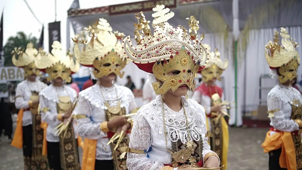 6 Pakaian Adat Lampung Beserta Gambar dan Penjelasannya Lengkap