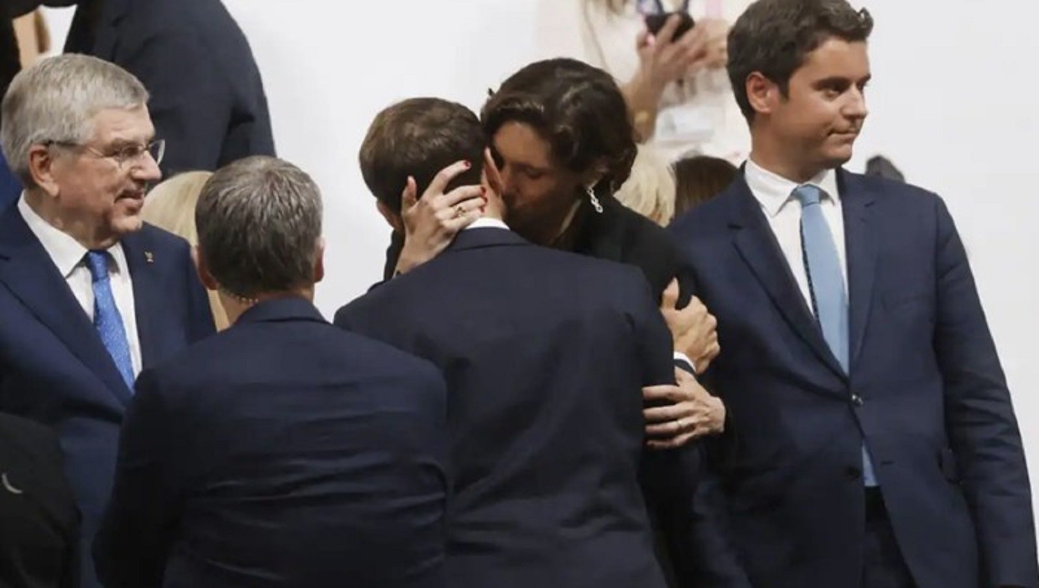 Viral Ciuman Presiden Prancis dan Menteri Olahraga di Pembukaan Olimpiade Paris, Intim Banget!