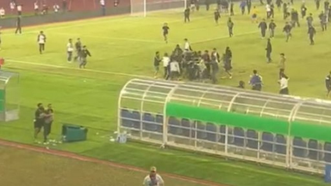 Buntut Bobotoh Masuk ke Lapangan, Persib Bandung Dihukum Komdis PSSI Tanpa Penonton