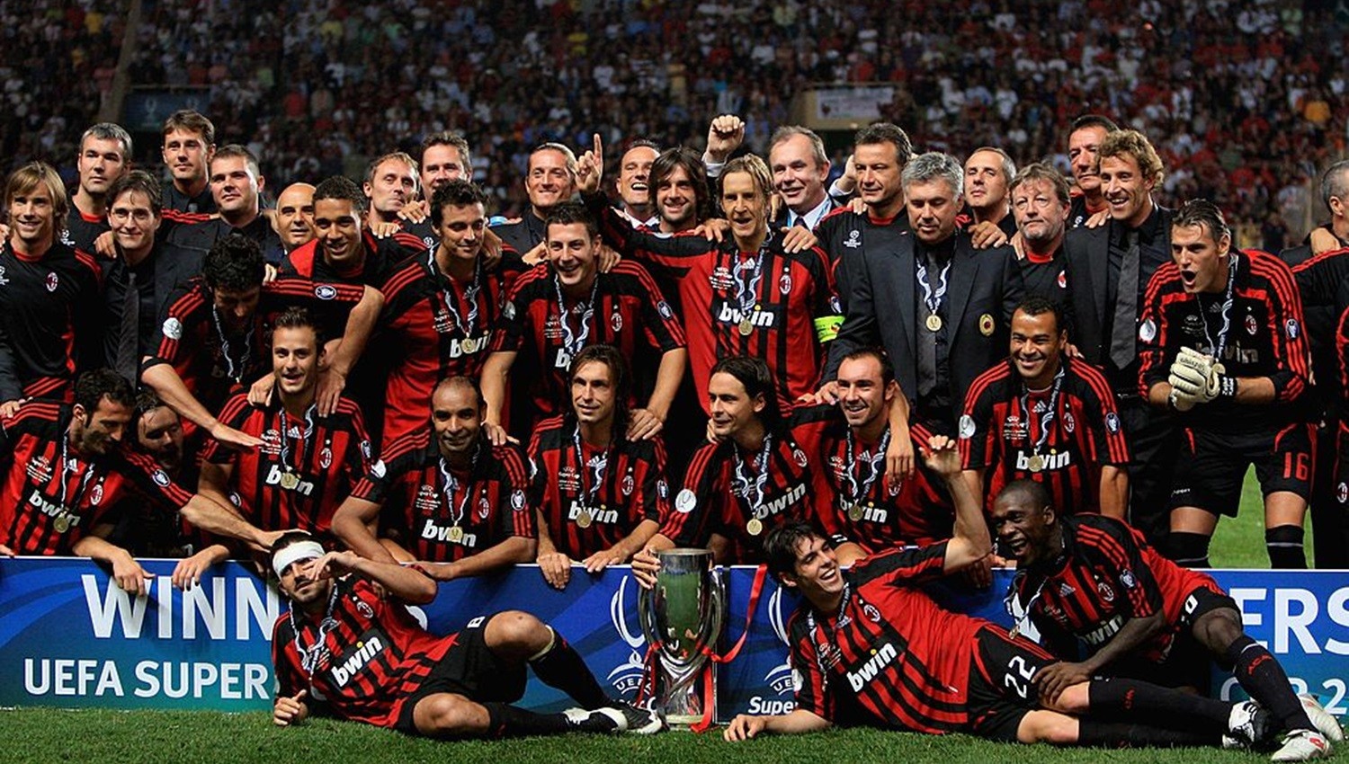 Sejarah Bola Hari Ini, AC Milan Juara Piala Super Eropa Sembari Berkabung Kenang Kapten Sevilla