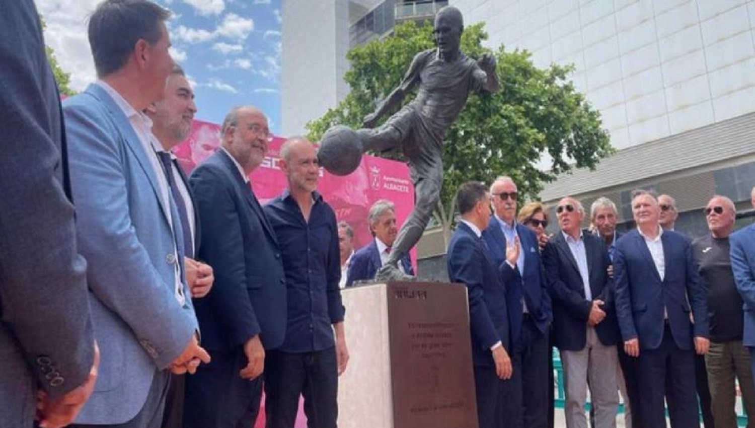 Andres Iniesta Dibuatkan Patung di Kampung Halamannya, Abadikan Tendangan Bersejarah