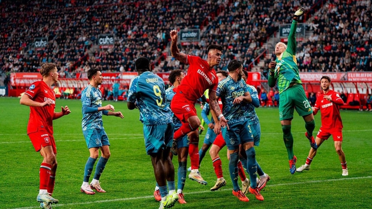 Twente vs Ajax: Main 84 Menit, Mees Hilgers Lakukan Save Krusial Membuat de Godenzonen Gigit Jari