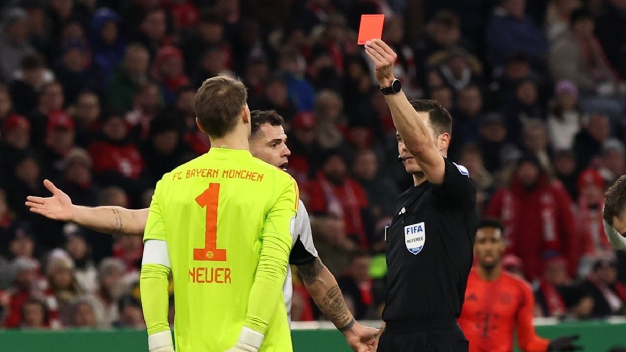Bayern Disingkirkan Leverkusen dari DFB Pokal, Manuel Neuer Kena Kartu Merah Pertama dalam 20 Tahun Karier