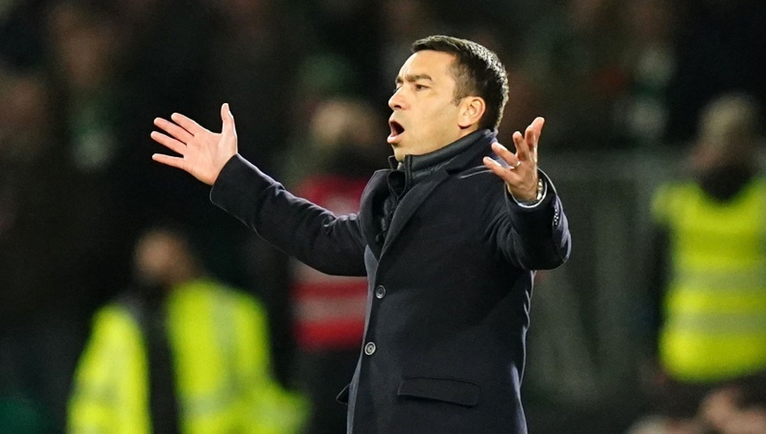 Dibandingkan Patrick Kluivert, Mengapa Bukan van Bronckhorst yang Melatih Timnas Indonesia?