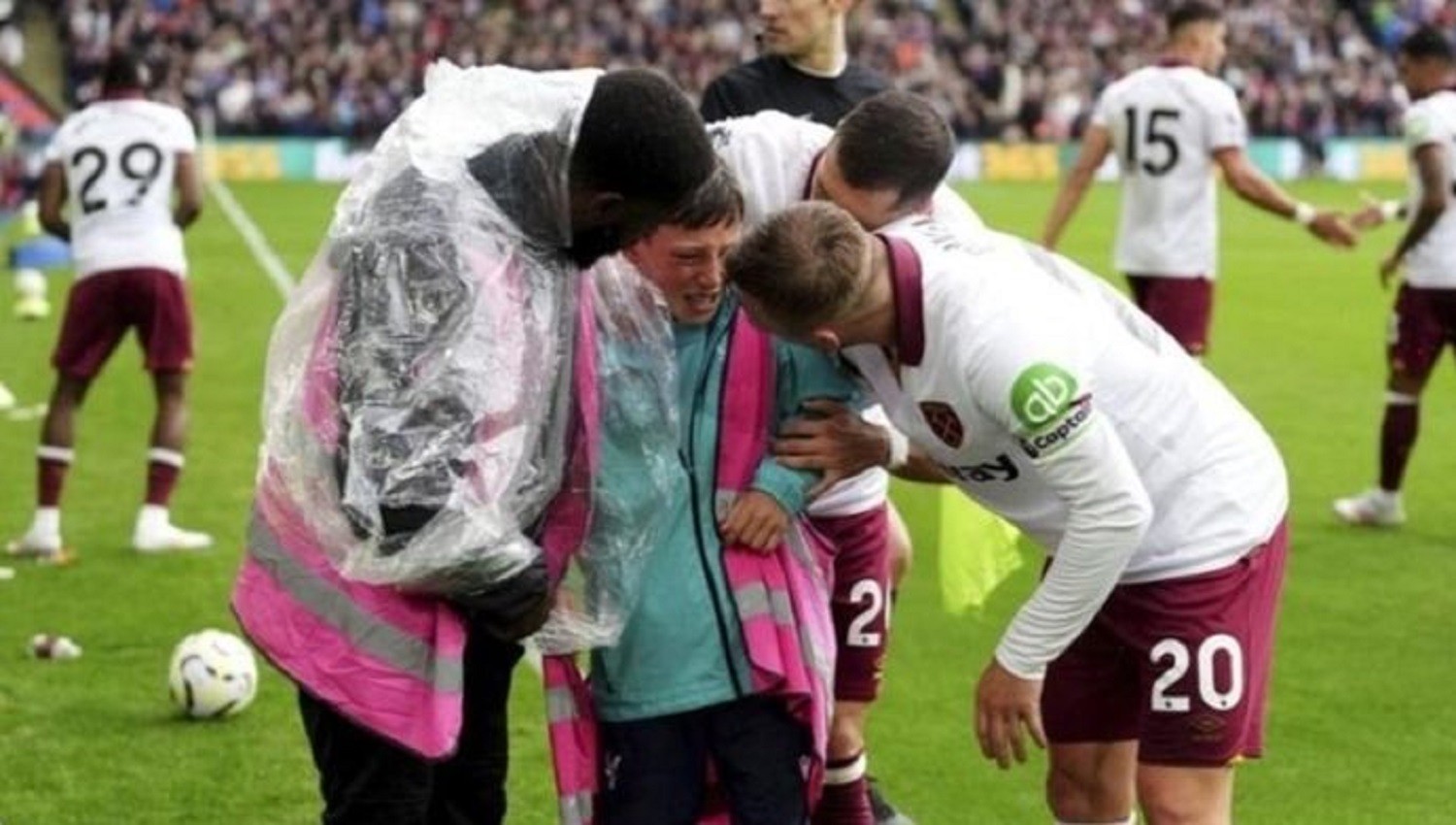 Viral Tomas Soucek Sigap Bantu Ballboy yang Tertimpa Papan Iklan di Laga Crystal Palace vs West Ham