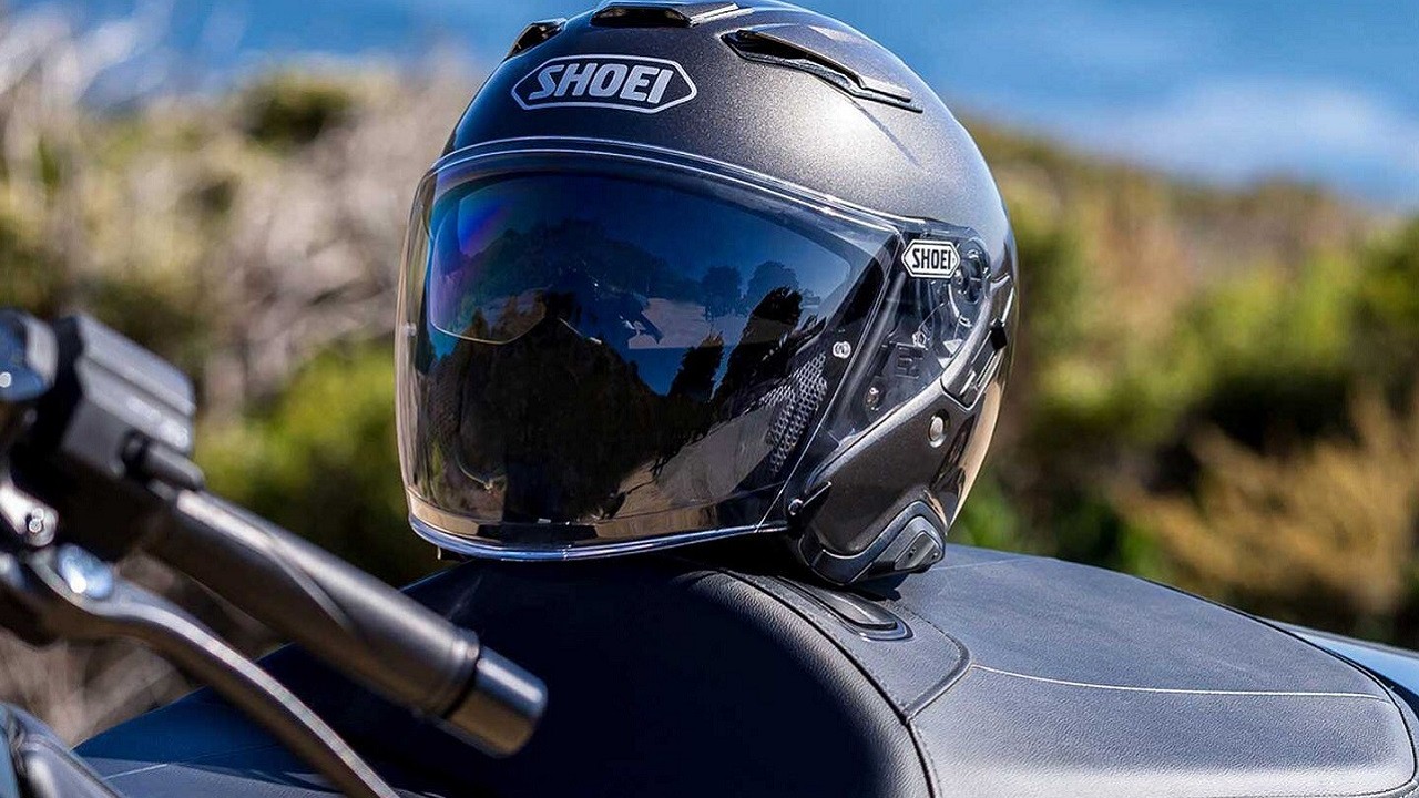 14 Helm Half Face Terbaik 2025, Ganteng dan Aman Dipakai