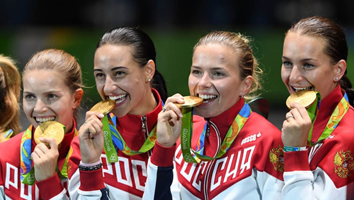 Kenapa Atlet Pemenang Olimpiade Suka Menggigit Medali Emas?