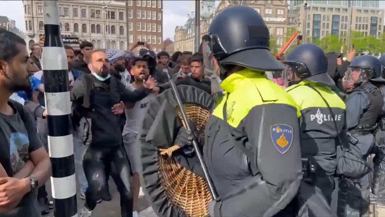 Brutal! Suporter Israel Rusuh hingga Bakar Bendera Palestina di Amsterdam