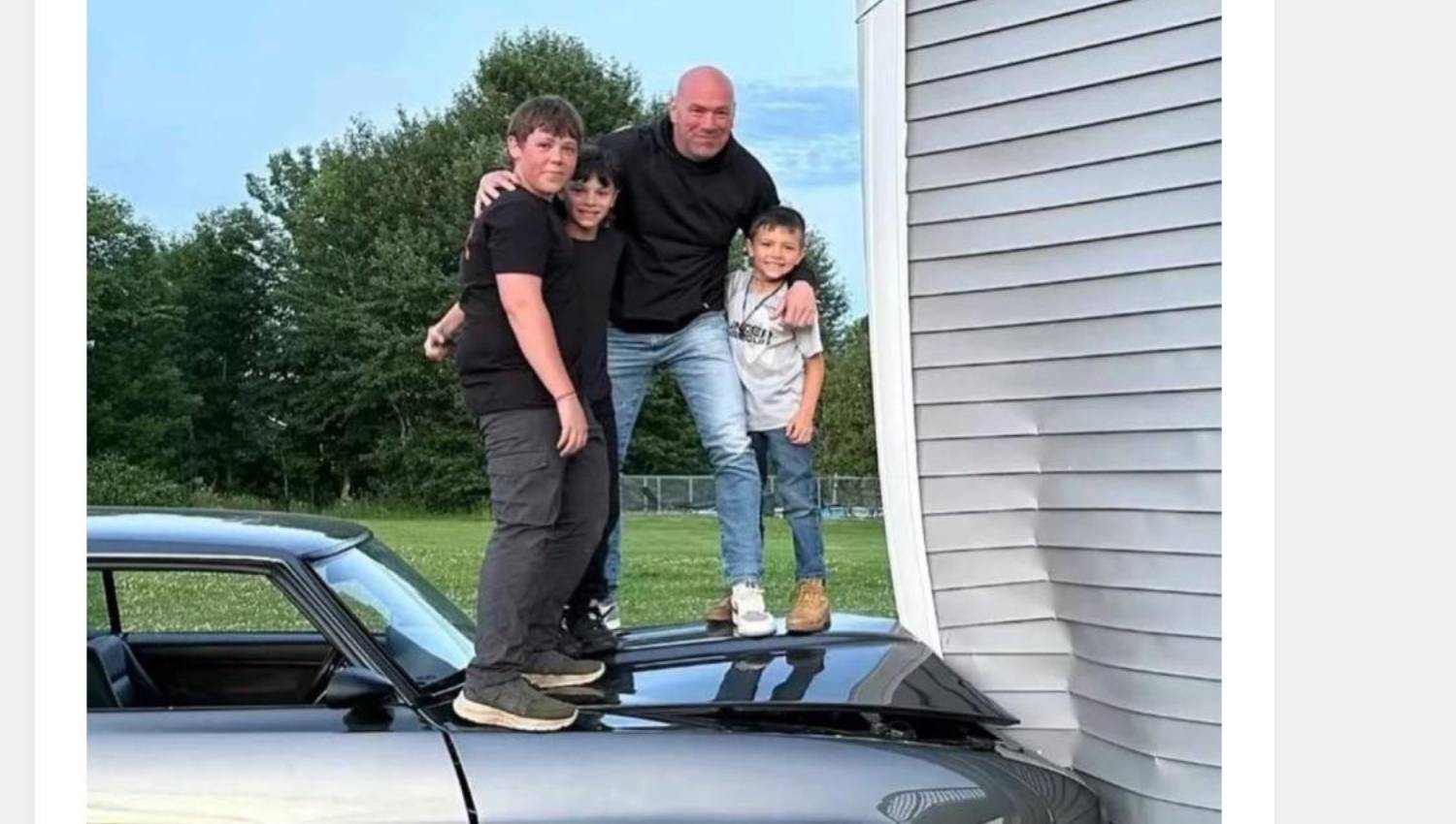 Presiden UFC Dana White Nabrak, Malah Senyum di Atas Mobil Mewahnya