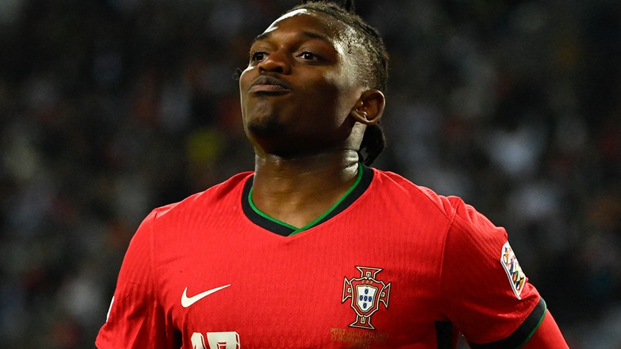 Beda Pandangan Paulo Fonseca dengan Roberto Martinez Terkait Rafael Leao